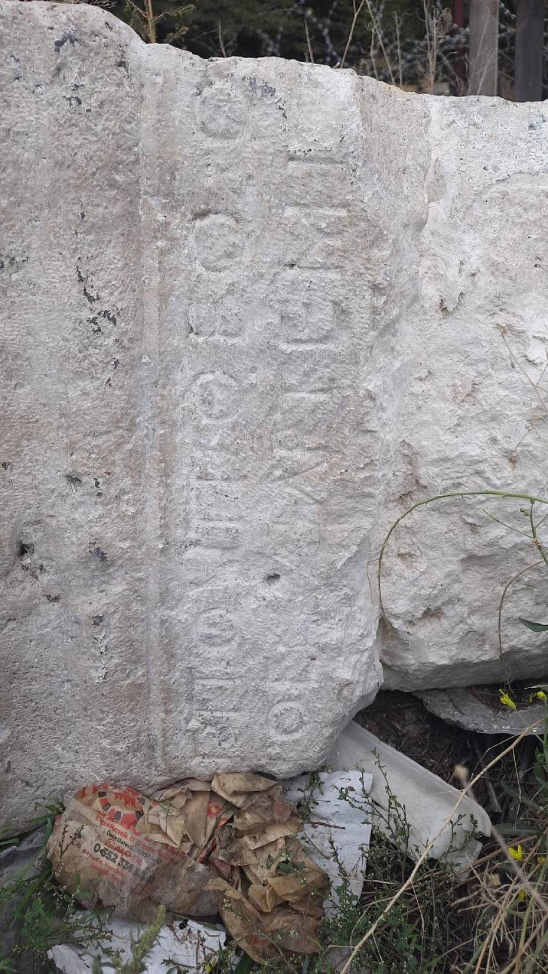 Konya merkezde cami önündeki tarihi eser çalındı! Kepçeyle söküp çekiciye yüklediler 2
